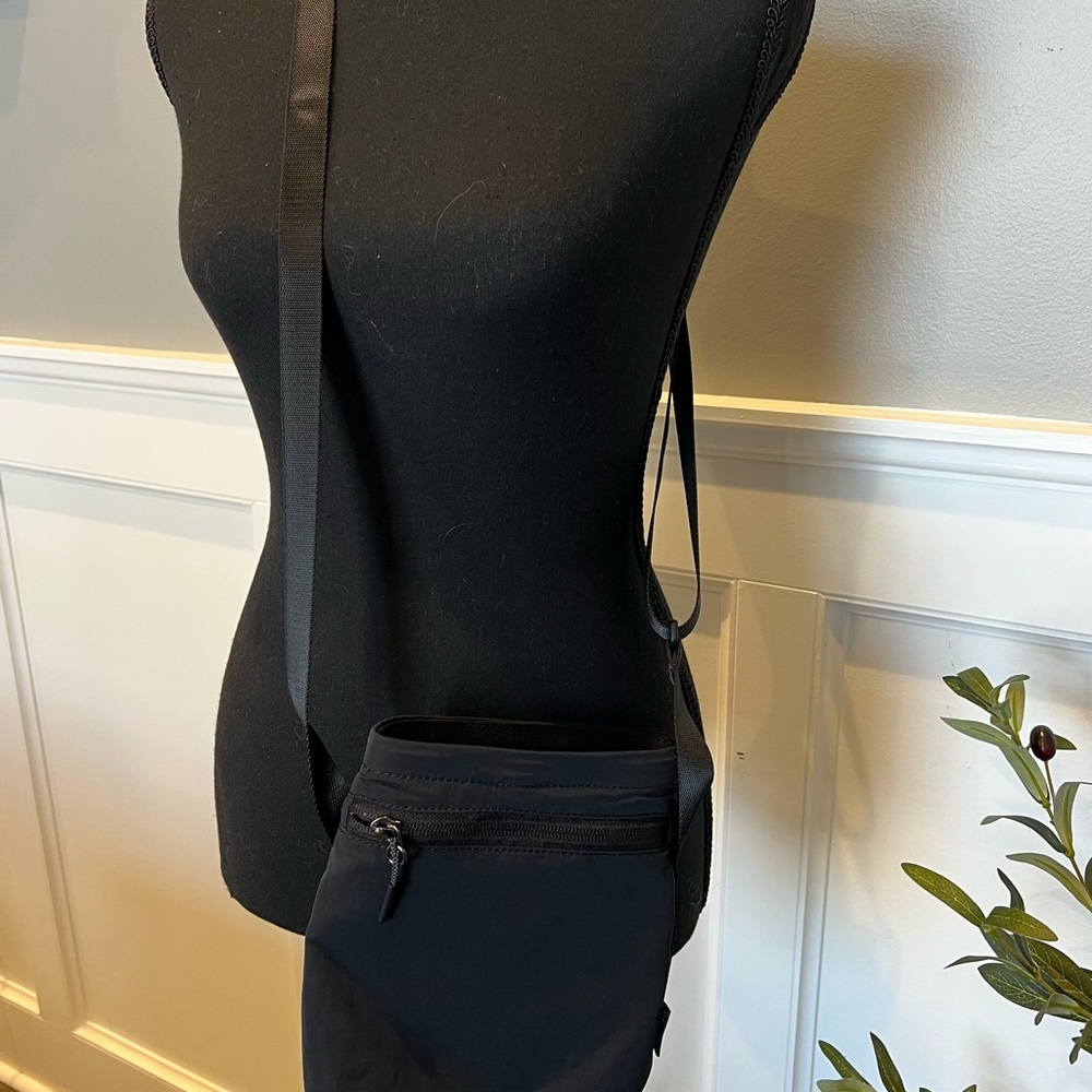 Black Lululemon Crossbody Water Bottle Bag